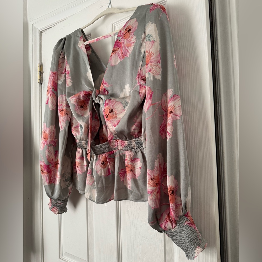 Express Ladies Sage Color Top With Raspberry Whit… - image 5